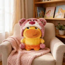 Miniso 名创优品 Lulu 躺姿毛绒玩具嘟嘴表情娃娃玩具草莓熊 Lotso 头饰服装柔软填充娃娃圣诞节生日礼物 - 粉紅色熊嚕嚕撇嘴 - 查看 4