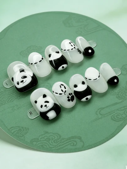 10片手工美甲贴片，按压式，短圆形，可爱熊猫图案，黑白配色，美甲师手工绘制，无需胶水，不伤指甲，适合学生及日常佩戴