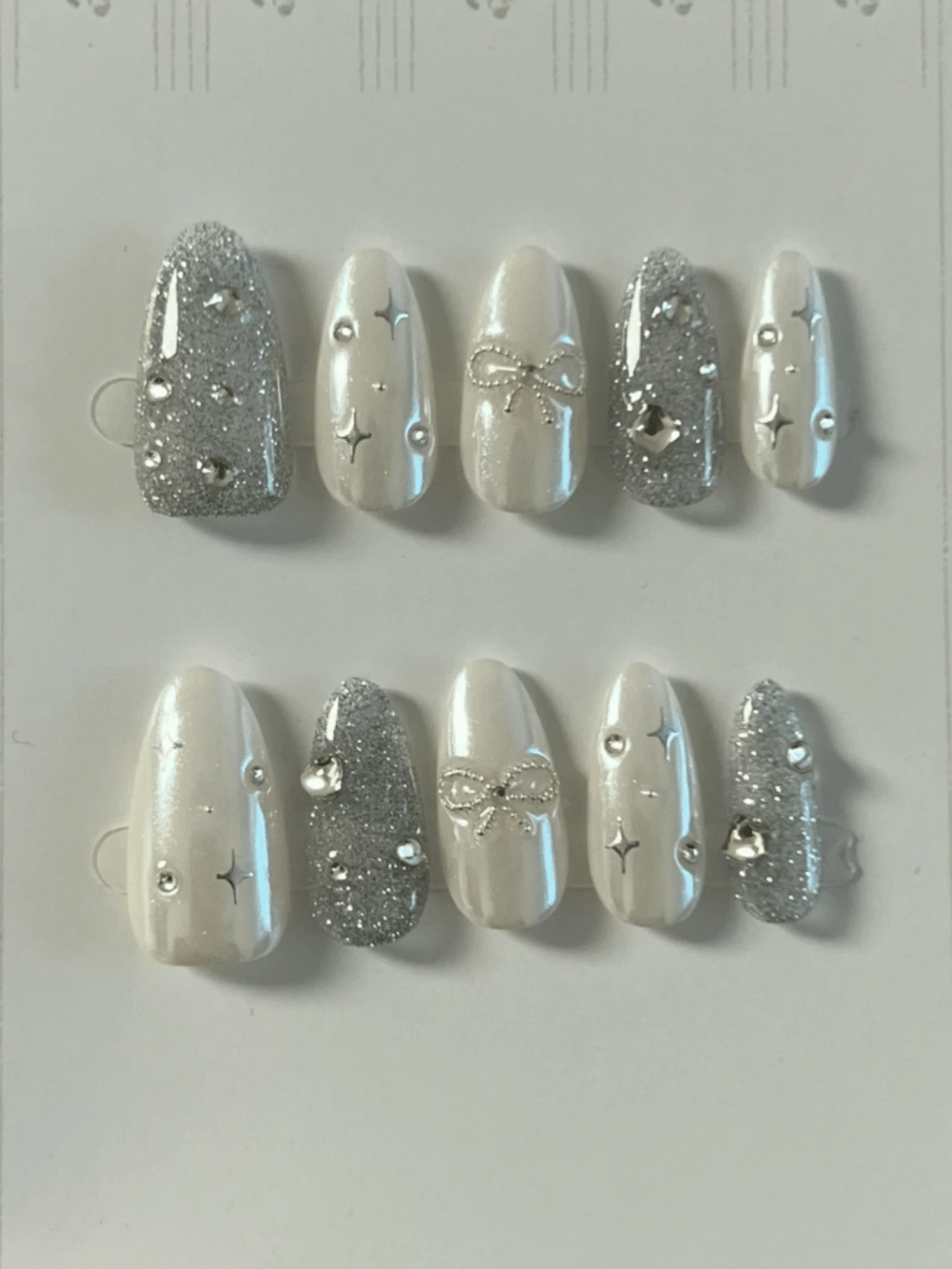 10片手工中號杏仁形美甲貼,銀色可愛甜美風,白色底色配銀色亮粉,手繪星星圖案,3D蝴蝶結,水鑽裝飾,輕盈奢華少女風情人節美甲貼,適合女性與女孩,春夏秋冬節日派對與日常佩戴,DIY美甲藝術,美甲套裝 - 白色 - 查看 1