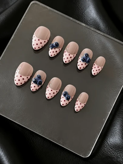 10片手工美甲贴片，波点蓝莓法式短款美甲，手工水果美甲装饰，适合日常、通勤、派对，是送给女性和女孩的礼物。