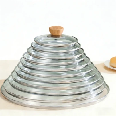 Szklana pokrywka, odpowiednia do różnych rozmiarów, widoczna powłoka zapobiegająca rozlewaniu, trwała krawędź ze stali nierdzewnej, drewniany uchwyt odporny na ciepło, łatwa do czyszczenia