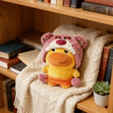 Miniso 名创优品 Lulu 躺姿毛绒玩具嘟嘴表情娃娃玩具草莓熊 Lotso 头饰服装柔软填充娃娃圣诞节生日礼物 - 粉紅色熊嚕嚕撇嘴 - 查看 7
