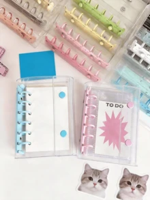 Bìa đựng tài liệu rời trong suốt tối giản A7. Thiết kế khóa đôi, bìa mềm trong suốt, bìa đựng tài liệu rời, trang bên trong có thể thay thế, bộ sổ tay rời, nhật ký, tem, hộp đựng dụng cụ chăm sóc móng, sổ tay, sổ kế hoạch, hộp đựng thẻ, hộp đựng thẻ giao dịch, hộp đựng ảnh, album, sổ kế hoạch ngân sách, nhật ký, hộp đựng ảnh, bìa đựng tài liệu rời có thể thay thế, bìa dán tài liệu rời, có thể dùng làm bộ sổ tay rời tự làm, sách dán, sách dán 3D trong suốt, đồ dùng văn phòng, đồ dùng học tập. - A7 - Xem 3