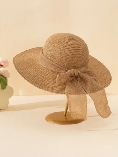 Mũ tai bèo đan bằng rơm, vành rộng, có nơ và dây ruy băng, kiểu dáng thời trang đi biển và nghỉ lễ.