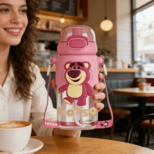 Bình nước Miniso Disney Pixar Series hình nhân vật hoạt hình dễ thương Lotso, dung tích lớn, có ống hút và dây đeo, chống rò rỉ, thích hợp cho các hoạt động thể thao và tập luyện ngoài trời, 600ml / 20.29oz. - Hồng - Xem 3