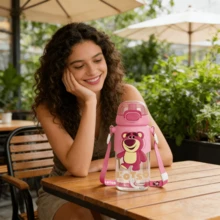 Bình nước Miniso Disney Pixar Series hình nhân vật hoạt hình dễ thương Lotso, dung tích lớn, có ống hút và dây đeo, chống rò rỉ, thích hợp cho các hoạt động thể thao và tập luyện ngoài trời, 600ml / 20.29oz. - Hồng - Xem 7