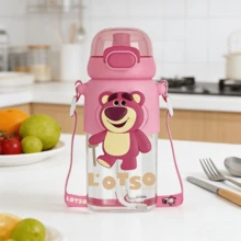 Bình nước Miniso Disney Pixar Series hình nhân vật hoạt hình dễ thương Lotso, dung tích lớn, có ống hút và dây đeo, chống rò rỉ, thích hợp cho các hoạt động thể thao và tập luyện ngoài trời, 600ml / 20.29oz. - Hồng - Xem 1