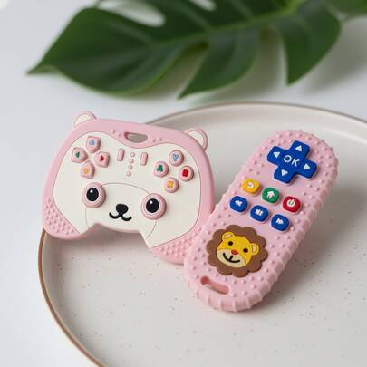 2件套卡通游戏手柄和狮子遥控器造型牙胶玩具套装，适合3个月以上宝宝，柔软硅胶材质