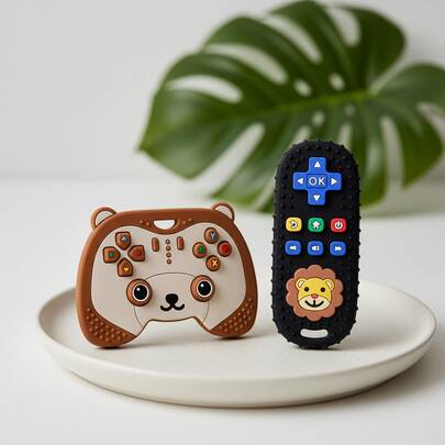 Bộ 2 món đồ chơi gặm nướt hình tay cầm chơi game hoạt hình và điều khiển từ xa hình sư tử cho bé từ 3 tháng tuổi trở lên, làm bằng silicon mềm.