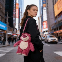 迪士尼娃娃故事抱抱熊毛绒背包，可爱草莓熊毛绒斜挎包，卡通娃娃单肩包，节日和生日礼物 - 玫紅色 - 查看 2