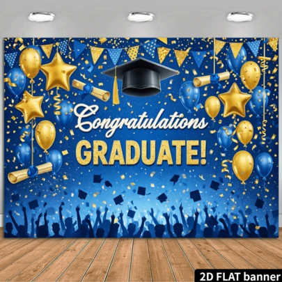 Phông nền tốt nghiệp 2D phẳng màu xanh dương với bầu trời đầy sao, chữ "GRADUATE" màu vàng, mũ tốt nghiệp màu đen, bóng bay màu xanh dương, sao vàng, cuộn giấy vàng, đám đông đang ăn mừng, ruy băng. Thích hợp để trang trí tiệc tốt nghiệp, chụp ảnh kỷ niệm, trang trí nhà cửa. Được làm từ sợi polyester, không cần nguồn điện.