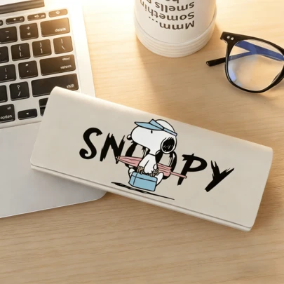 1 adet Snoopy Gözlük Saklama Kutusu (4 modelden rastgele 1 tanesi), numaralı, moda ve numarasız gözlükler gibi çeşitli gözlük türlerini saklamak için uygundur. Sırt çantalarına, el çantalarına veya masalara rahatlıkla yerleştirilebilir. Ayrıca Snoopy hayranları için okula dönüş, tatil veya doğum günü hediyesi olarak da uygundur.
