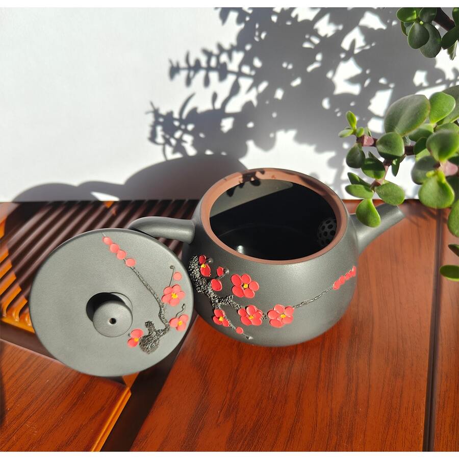 一套紫砂梅花茶壶套装，手工紫砂茶具，居家旅行两用茶具，包含1个茶壶和4个客用茶杯，独特的中国风茶具，适合居家使用、招待客人和馈赠亲友。 - 彩色 - 查看 1