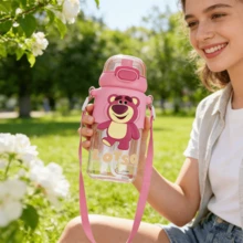 Bình nước Miniso Disney Pixar Series hình nhân vật hoạt hình dễ thương Lotso, dung tích lớn, có ống hút và dây đeo, chống rò rỉ, thích hợp cho các hoạt động thể thao và tập luyện ngoài trời, 600ml / 20.29oz. - Hồng - Xem 6