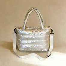 新款大容量菱格纹双提手女士单肩包，轻便易携，适合夏季户外旅行，配有动物吊坠装饰，必备旅行背包 - 彩色 - 查看 17