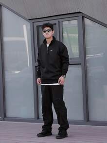 Suéter de manga larga con media cremallera, unicolor con logotipo bordado Solo Swoosh de Nike, color negro - Negro - Ver 8