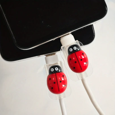 可爱的瓢虫手机充电线保护套——保护充电线，是瓢虫爱好者的理想礼物。它是一款数据线保护套，无需电池。这款可爱的小礼物适合生日、婚礼、情人节、毕业季、开学季和各种节日。瓢虫相关配件。