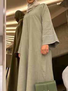 优雅的橄榄绿穆斯林女士长袖V领连衣裙，袖口饰有刺绣，前开襟A字设计，适合穆斯林女性日常、办公和休闲穿着，春季款。 - 橄欖綠 - 查看 4