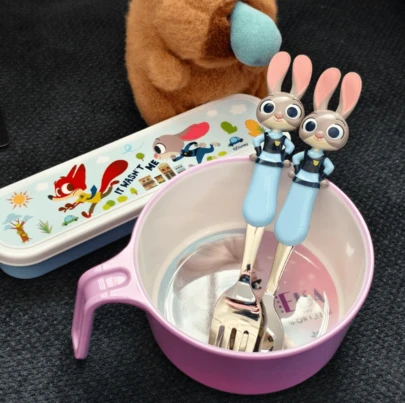 Disney 一套正版授权的朱迪兔和尼克·王尔德3D卡通勺叉套装，防滑手柄，便携收纳，适合户外野餐、幼儿园、家庭聚会、卡通生日派对等场合。