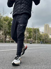 NikeDri-Fit品牌Logo印花束腳透氣針織運動褲 男款黑色 - 黑色 - 查看 8
