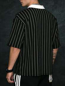 Camisa polo masculina de manga curta com listras verticais pretas e brancas, estilo streetwear, ideal para atividades ao ar livre, uso casual e deslocamentos diários. - Preto e Branco - Ver 4