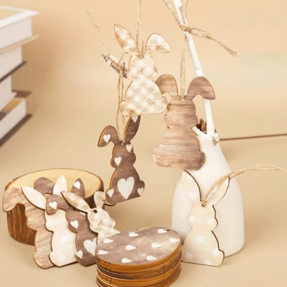20件套复活节木制装饰品，以温暖的棕色、米色和灰白色为主色调，搭配质朴的格子、条纹、波点和心形图案。套装包含兔子和彩蛋造型的装饰品，整体设计和谐统一。