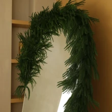 1 Stück Norfolk Pine Kranz, Wintergrüner Girlande, künstliche Pflanzen, naturgetreuer grüner künstlicher Rankenkranz, geeignet für Kaminsims, Wand, Innen-/Außenweihnachtsdekoration dunkelgrün, Fenster, Veranda, Landhausstil, Feiertags-Dekoration, Raumgestaltung - Dunkelgrün - Übersicht 4