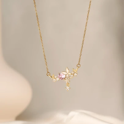 1pc Fresh Titanium Steel Small Flower Butterfly Necklace For Women, Sweet Niche Design Collarbone Chain Pendant, Valentine's Day Exquisite Gift, Simple Set, Fashionable Temperament Accessories, Light Luxury Included Necklace Suitable For Parties, Evening Parties, Women's Daily Wear, Valentine's Day Gifts And Weddings