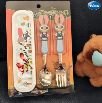 Disney 一套正版授权的朱迪兔和尼克·王尔德3D卡通勺叉套装，防滑手柄，便携收纳，适合户外野餐、幼儿园、家庭聚会、卡通生日派对等场合。