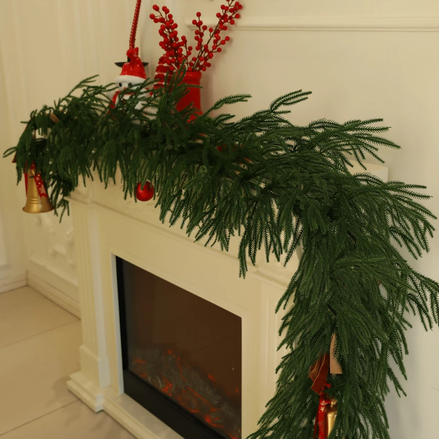 1 Stück Norfolk Pine Kranz, Wintergrüner Girlande, künstliche Pflanzen, naturgetreuer grüner künstlicher Rankenkranz, geeignet für Kaminsims, Wand, Innen-/Außenweihnachtsdekoration dunkelgrün, Fenster, Veranda, Landhausstil, Feiertags-Dekoration, Raumgestaltung - Dunkelgrün - Übersicht 1