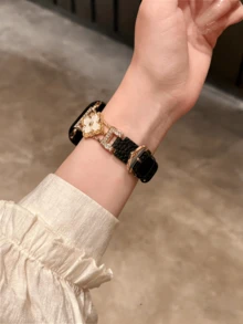 Dây đeo đồng hồ bằng da thật mới, tương thích với Apple Watch Series 10/8/9/7/6/5/4/3/2/1, cũng tương thích với Apple Watch Ultra 40mm 44mm 41mm 45mm 49mm 42mm 38mm, phụ kiện đeo tay thời trang. Thoải mái khi đeo, không bí bách hay khó chịu. - Họa tiết vải thiều vàng đen - Xem 6