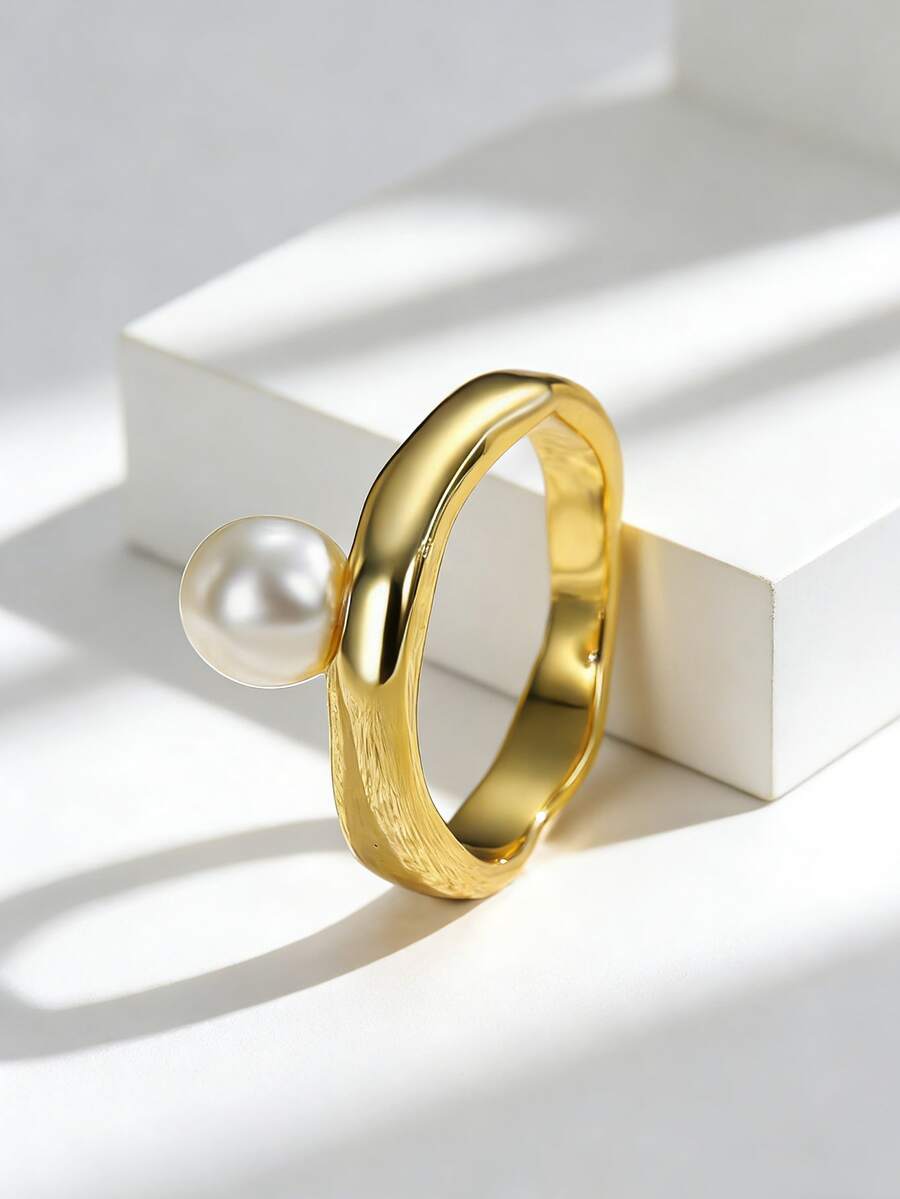 Charm-In خاتم ذهبي مطلي ناعم وذو ملمس مزخرف بخرز اللؤلؤ للنساء، بتصميم بسيط وأنيق للارتداء اليومي والمكتب، هدية مثالية لعيد الميلاد أو عيد الحب للمرأة - الذهبي - مشاهدة 1
