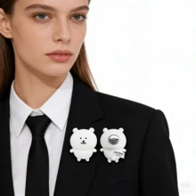 1件名创优品自嘲熊系列徽章、胸针、包包挂饰、毛绒玩具，节日和生日礼物 - 白色 - 查看 3