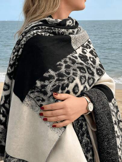 1条豹纹围巾 - 采用黑、白、灰三色对比设计，散发着野性与张力，同时又不失柔软轻盈。适合春、秋、冬三季，可搭配外套、风衣或连衣裙。是女士冬季服装和围巾的必备单品。