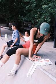 Nike Dri-Fit Swoosh撞色中強度支撐緊身背心式堅固雙肩帶無扣運動內衣女款 - 黑色 - 查看 10