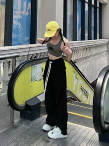 Sujetador deportivo de soporte medio con contraste de color Swoosh Dri-Fit de Nike, para mujer, gris oscuro - Gris - Ver 9