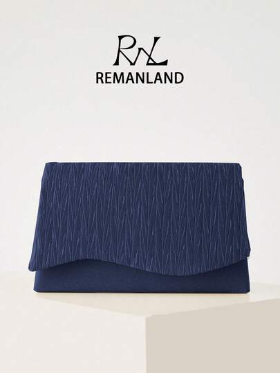REMANLAND 这款优雅的藏蓝色竖褶信封手拿包，质感丰富，细节精致，翻盖设计简约时尚，是晚宴、盛大派对和浪漫约会的完美之选。它是送给女性的最佳礼物。