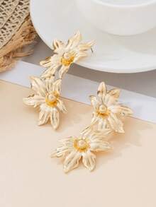Asymmetric Petal Design Gold-Plated Flower Stud Earrings - Multicolor - View 2