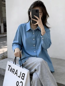 女士浅蓝色水洗牛仔衬衫，休闲宽松长袖翻领口袋上衣，春季款 - 藍色 - 查看 1