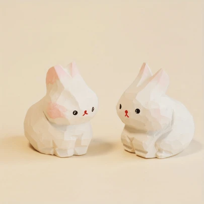 1个手工木制兔子摆件，可爱的装饰品，可为您的家或办公室营造一个温馨愉悦的角落。它圆润柔和的五官和温顺的表情，能带给您宁静的喜悦，缓解忙碌日子里的压力，让您脸上绽放笑容。