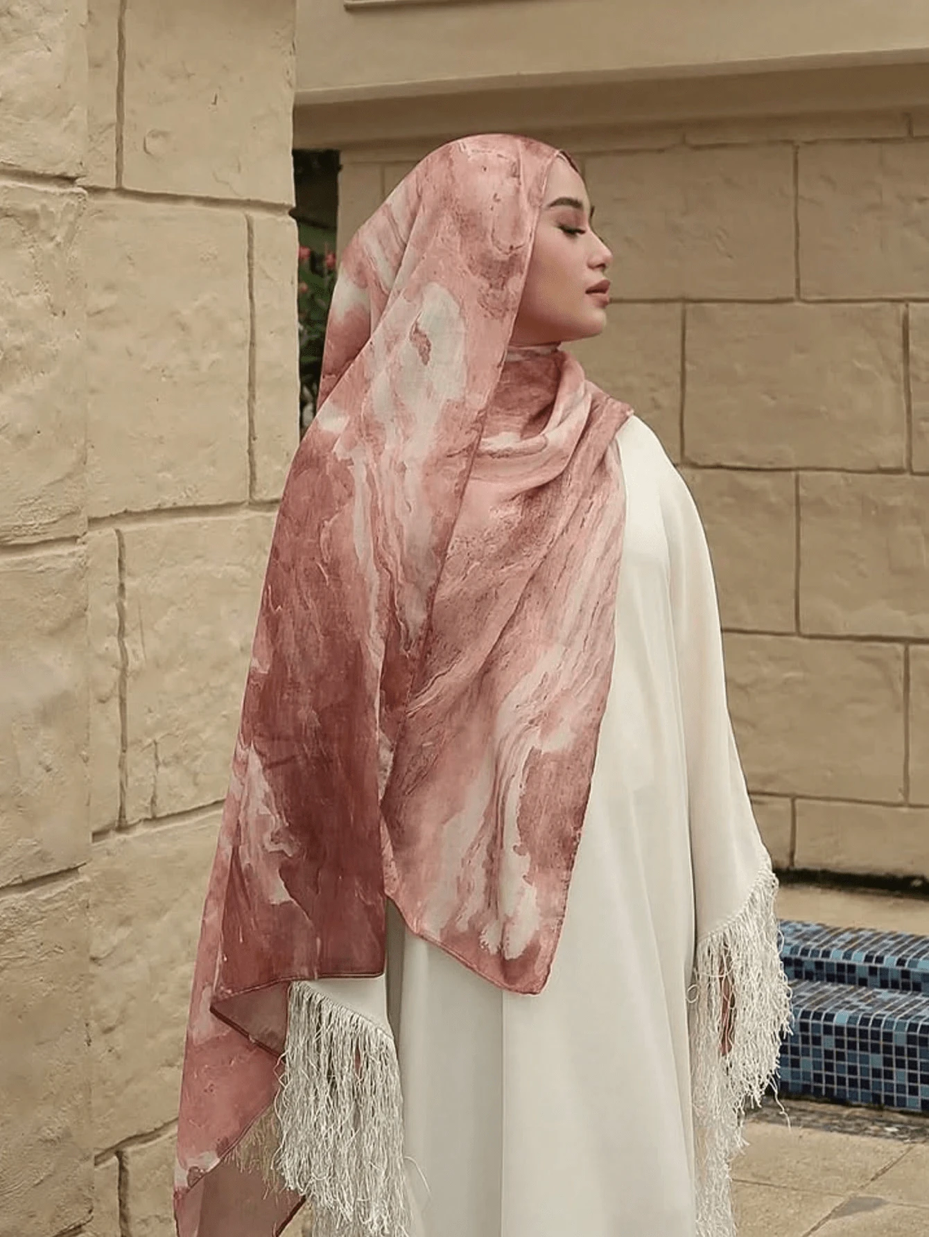 1 chiếc khăn choàng nữ kiểu dáng thường ngày, họa tiết vân đá/nhuộm tie-dye thời trang Bohemian, phù hợp với trang phục Abaya hàng ngày.