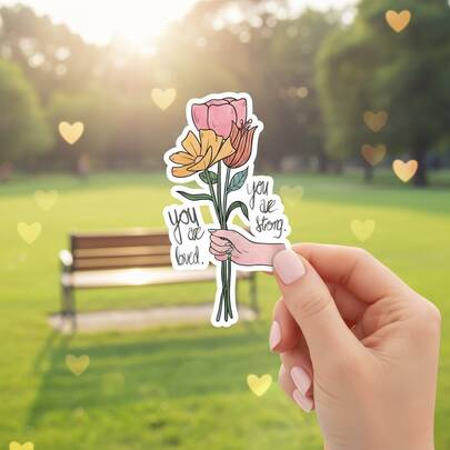 3.5英寸 | 你被爱着 - 足够强大 | 乙烯基贴纸。鼓励文字幽默趣味励志花朵贴纸。适用于员工、经理和同事 | 完美的隔间装饰，创意搞笑工作礼物，或激励提醒 | 防水耐用乙烯基材质，可用于笔记本电脑、水瓶、手机、行李箱、车窗等。您也可以随心所欲地粘贴！返校季