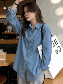 女士浅蓝色水洗牛仔衬衫，休闲宽松长袖翻领口袋上衣，春季款 - 藍色 - 查看 2