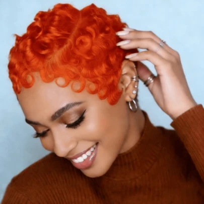 姜橙色C型分缝精灵短假发，真人发丝，13x4蕾丝前短卷发假发，预先拔毛的自然发际线假发，适合女性日常和派对使用。