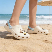 Dép nữ MINISO hình chó Maltese dễ thương, họa tiết hoạt hình chú cún con, dép đi biển thoải mái, nhẹ, thoáng khí, đế EVA dày, chống trượt, có lỗ thông hơi, quà tặng. - trắng - Xem 4