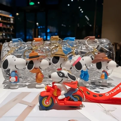 SNOOPY 1个钥匙扣配件，可用作钥匙扣或装饰背包、手提包等。适合作为送给粉丝、学生或朋友的小礼物。