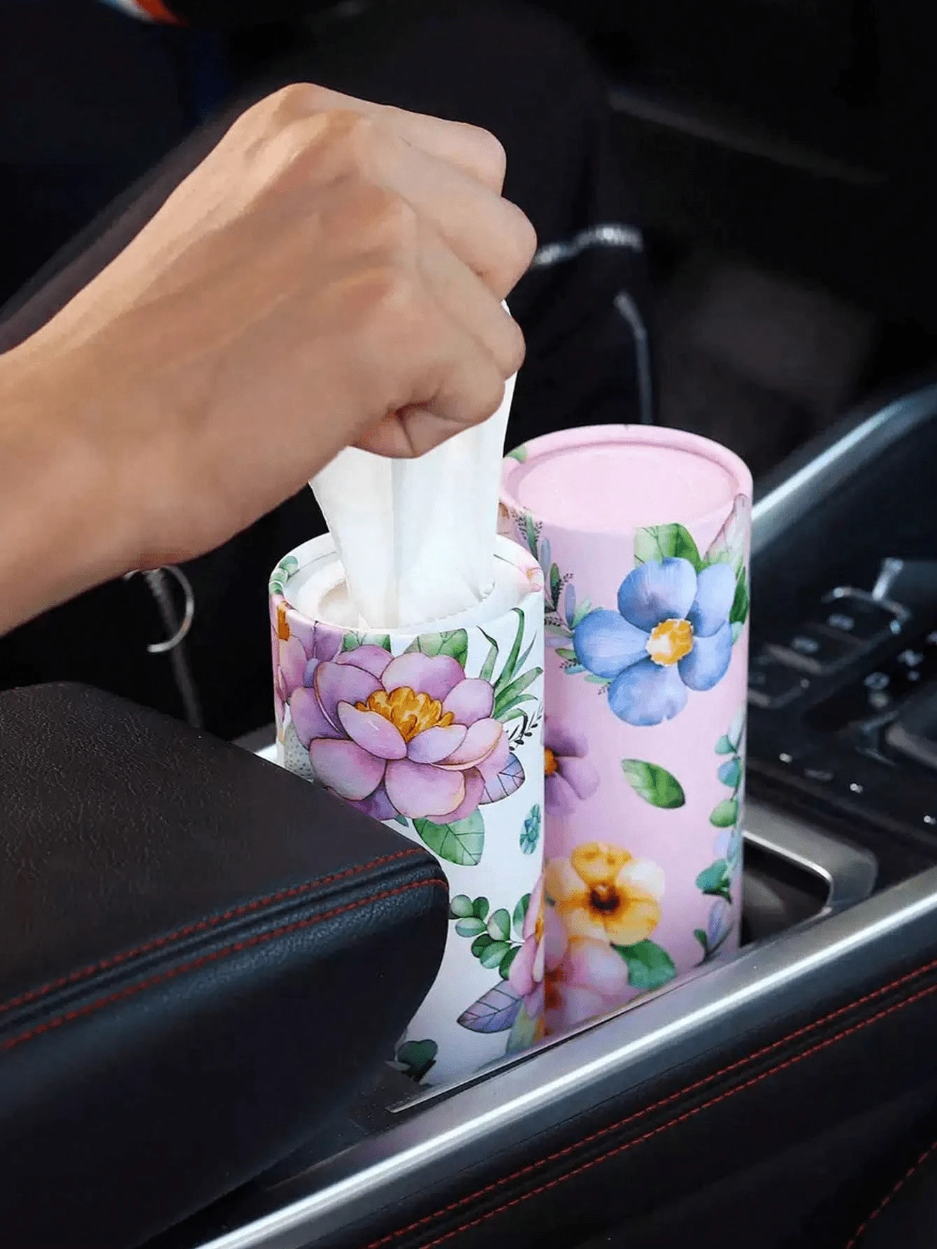 2入印花汽車面紙盒，含100張面紙，旅行面紙盒，適用於汽車杯架與居家桌面，隨機款式