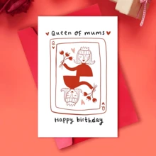一套送给爸爸妈妈的生日贺卡。妈妈款：优雅的红白设计，印有“妈妈，生日快乐”的祝福语，是母亲节或生日庆祝的完美之选。爸爸款：独特的扑克牌设计，印有“我心中的国王”，是表达爱意和感激之情的完美礼物，适合在特殊场合赠送。 - 均碼 - 查看 2