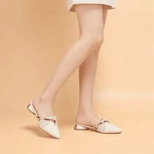 Women's Pointed-Toe Flat Mule Sandals With Metallic Straps. The Simple Material Exudes A Soft Texture, While The Metallic Straps Add Exquisite Details. The Flat Design Ensures Both Comfort And Lightness, And The Pointed Toe Flatters The Foot's Shape. Suitable For Commuting, Everyday Outings, And Other Occasions, These Are Versatile, Comfortable, And Practical Pieces. - 米色 - 查看 1