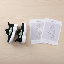 Tenis de Niña Zapatos para Niña Deportivos Casuales de Tejido de Punto Malla Transpirable con Diseño de Oso Calzado Infantil Cómodo con Cordones Suela Gruesa Antideslizante Resistente al Desgaste Zapatillas Deportivas Ligeras y Suaves para Correr Caminar y Uso Diario Moda Infantil Versátil Elegante - Negro - Ver 2